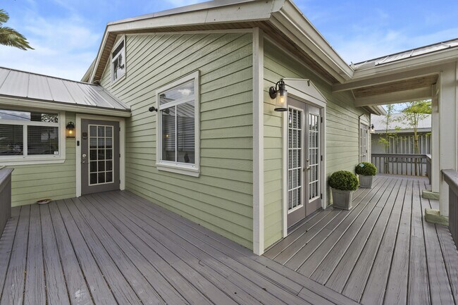 Building Photo - 122 S Lake Dr