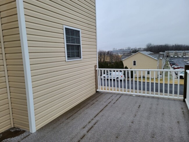 Building Photo - 3 Bedroom 2 1/2 bath end unit Townhome for Rent in Waynesboro