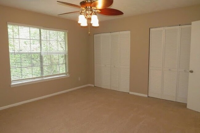 Building Photo - Beautiful 3 Bedroom Townhouse!