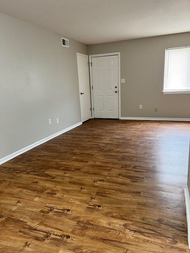 Building Photo - Charming 2-Bedroom 2 bathroom Apartment in the Heart of Chesterton!