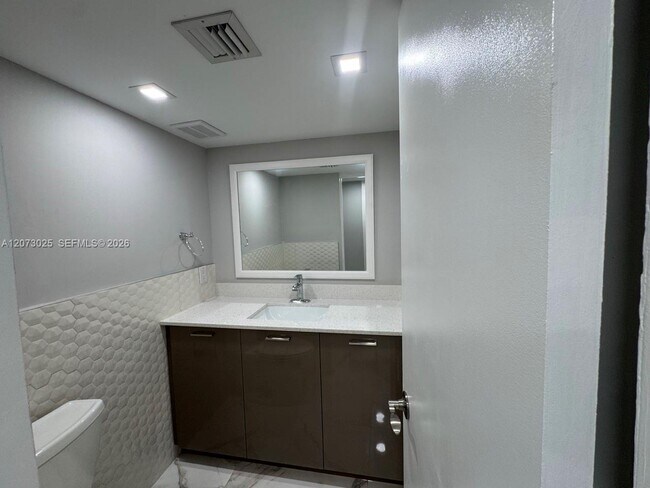 Building Photo - 15011 Coconut Ct
