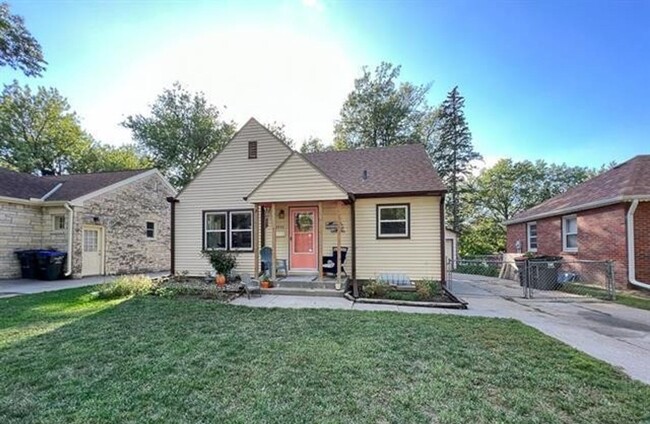 Building Photo - Country Club Home with Spacious Backyard