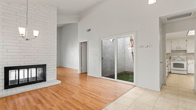 Building Photo - Woodcreek Cutie! 2bedroom 2bathroom