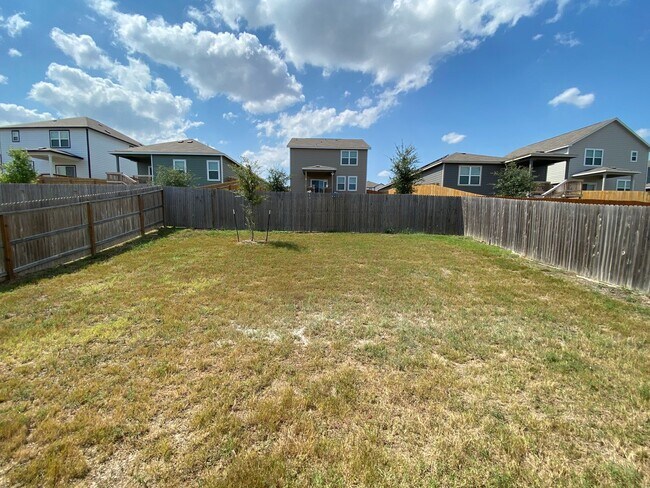 Building Photo - Spacious 4 Bedroom ~ Convenient to JBSA Ra...