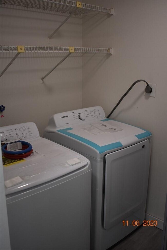 Building Photo - Modern Lakeview Townhouse Near Nova and Br...