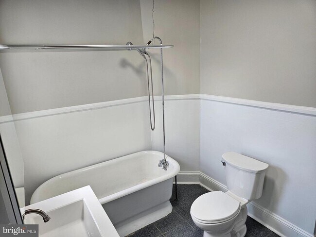 Building Photo - 334 N Market St