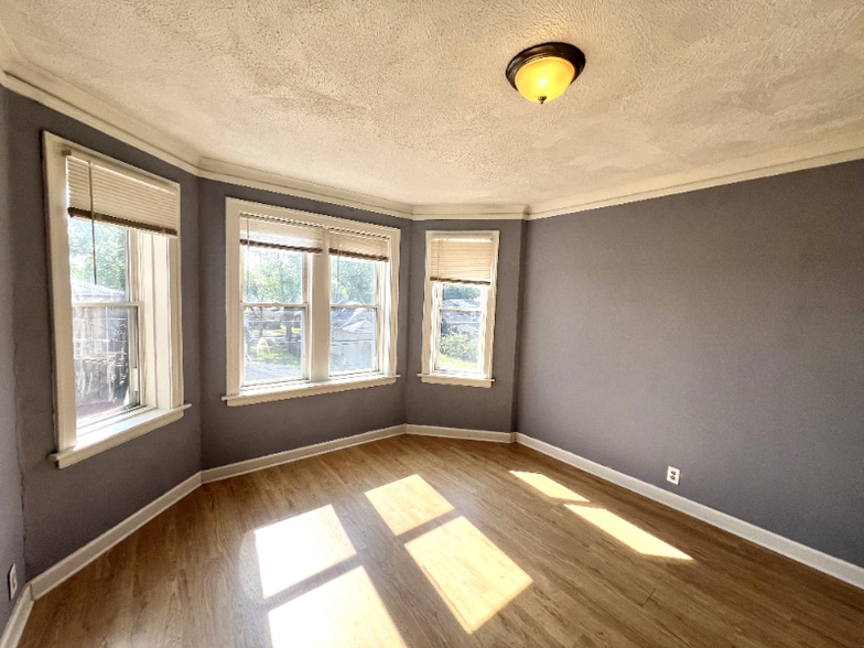 Building Photo - 915 W 95th St