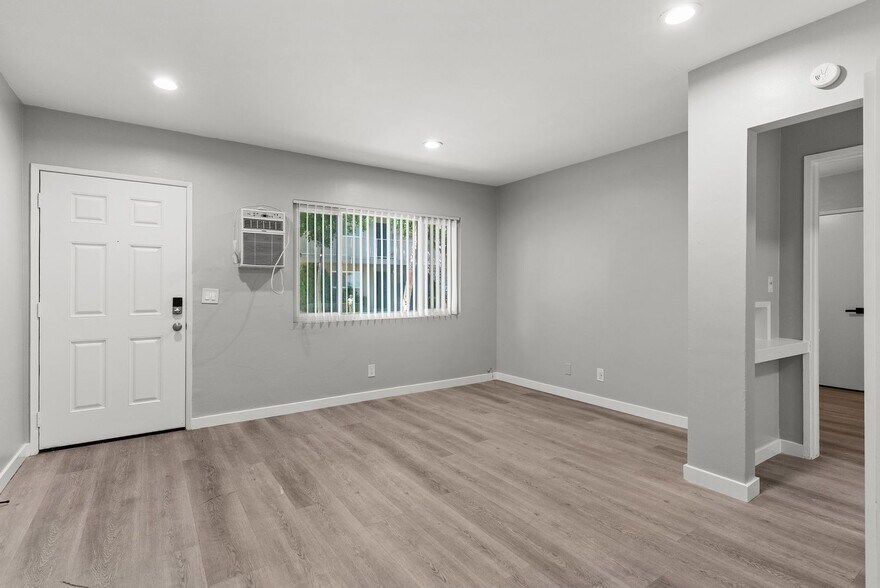 Building Photo - 113 S Lillie Ave
