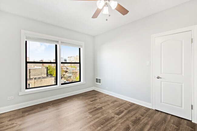 Building Photo - 4520 N Clarendon Ave