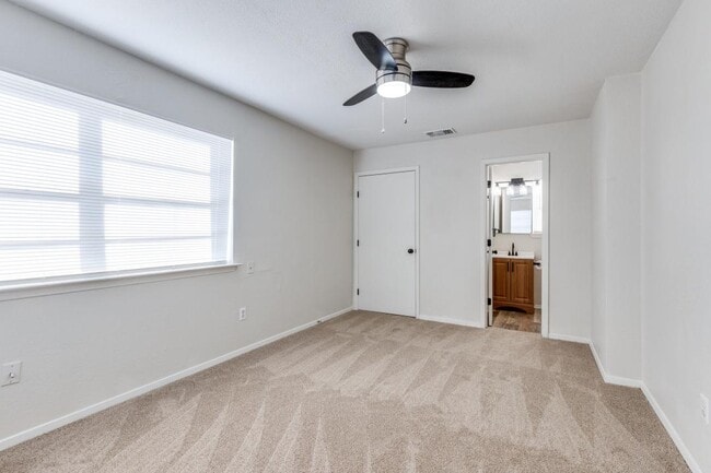 Building Photo - 1833 Pelican Dr N