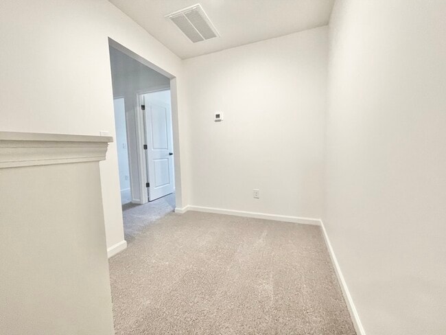 Building Photo - Beautiful 3 Bedroom Townhome minutes from I-85 - AVAILABLE NOW