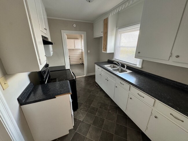 Building Photo - 3 Bedroom House in Fairview Circle