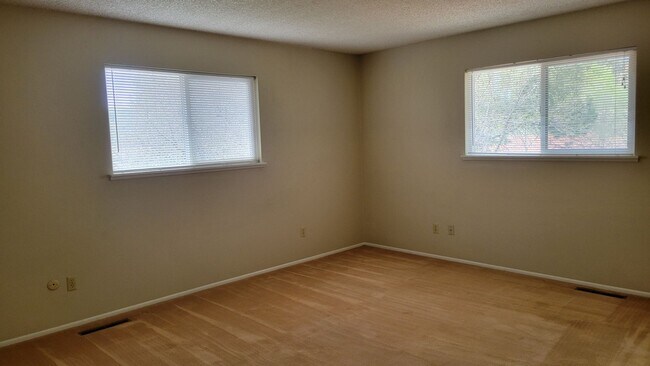 Building Photo - 4 Bed 2.5 Bath with A/C - Available Now!