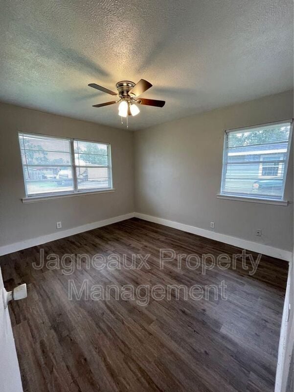 Building Photo - 1205 Sunset Dr