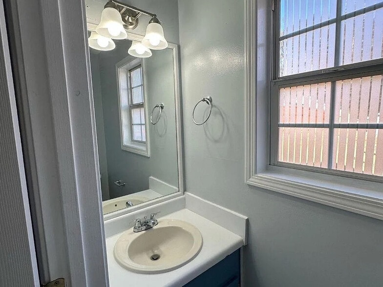 Building Photo - Room in House on Lakeview Rd