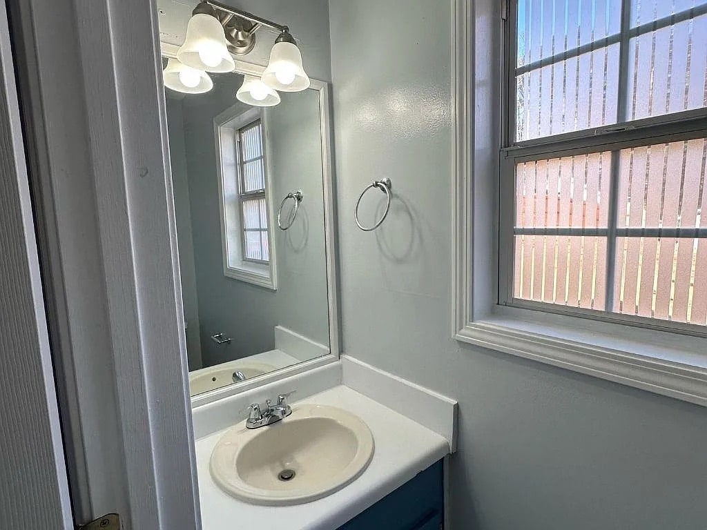 Building Photo - Room in House on Lakeview Rd