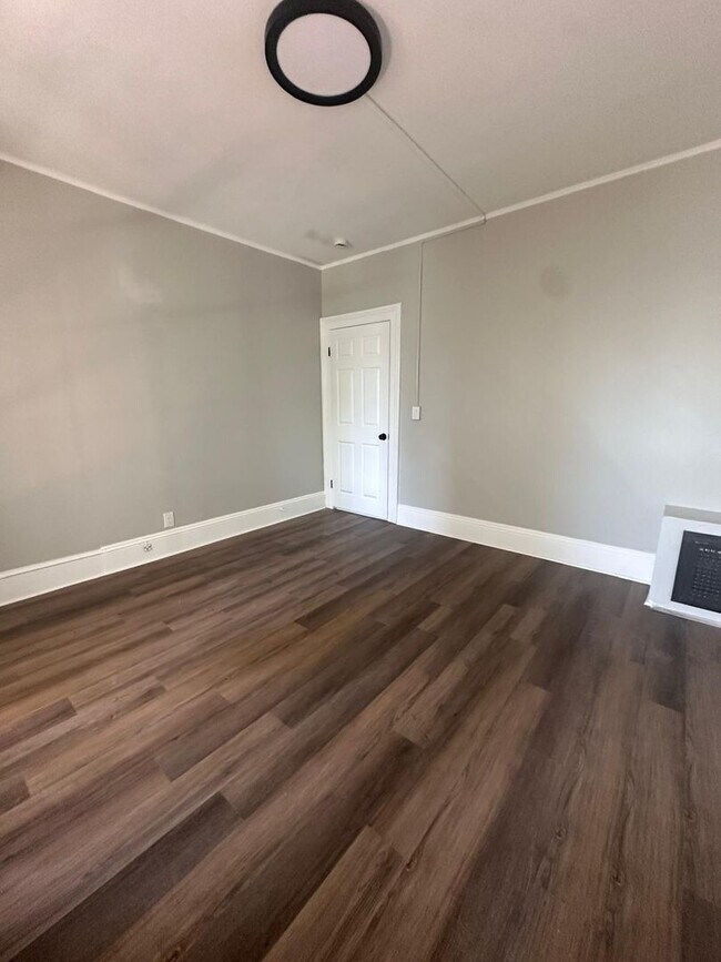 Building Photo - 47 Hart St