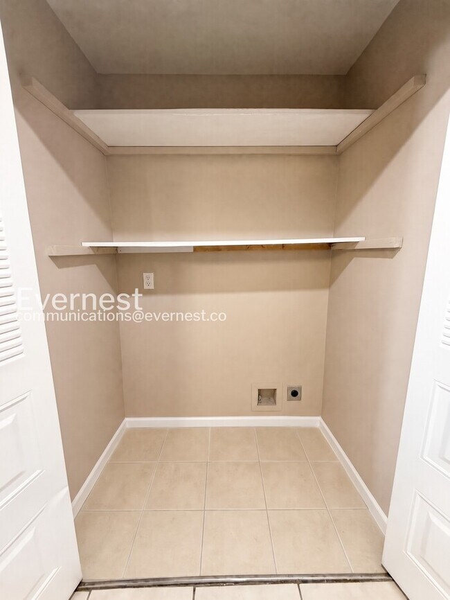 Building Photo - 3 Bed/2 Bath Home with Garage / Pet-Friendly / Vouchers Accepted / Available Now!