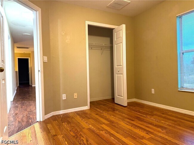 Building Photo - 117 Shadow Lakes Dr