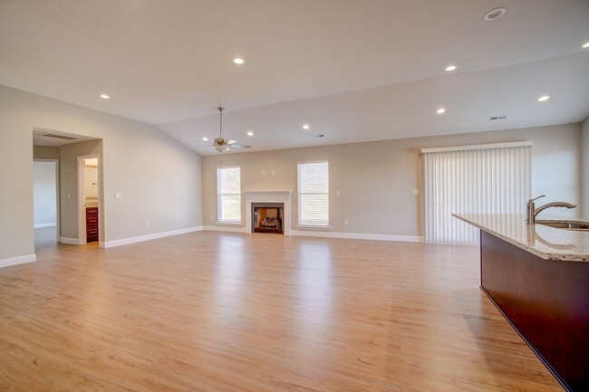 Building Photo - Open Floor Plan Home in Lyman/District 1 S...