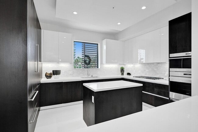 Building Photo - 3040 N Ocean Blvd