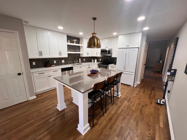 Building Photo - 828 N Maple St