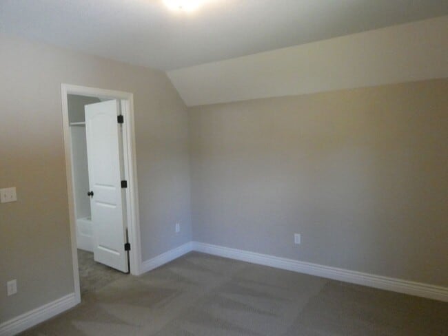 Building Photo - Two-story cottage with 3 bedrooms and 2-1/...
