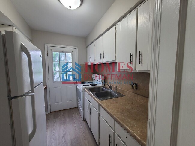 Building Photo - Two Bedroom Upstairs | Boonville