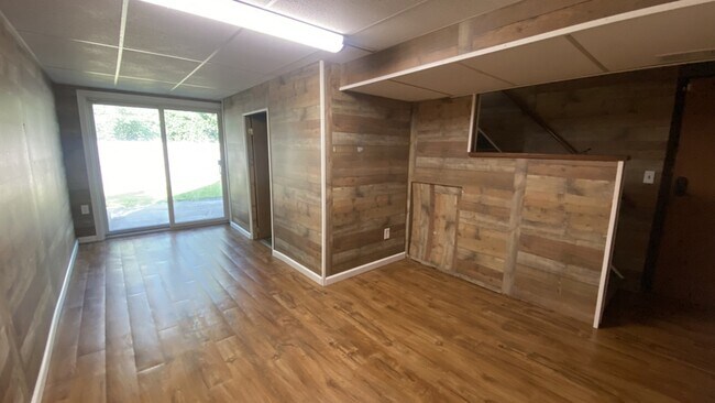 Building Photo - 121 Lois Dr
