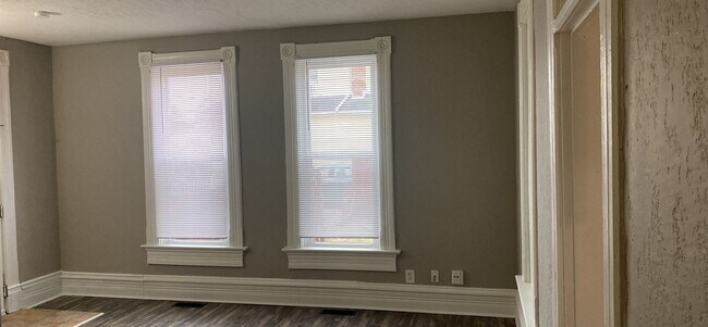 Building Photo - 107 N Second 4BR/2BA (Trenton)