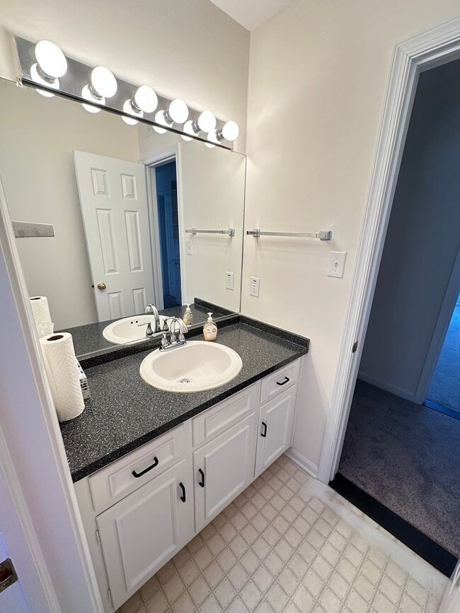 Building Photo - 503 Newport Ave