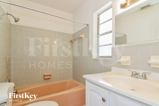 Building Photo - 4818 W Bay Villa Ave