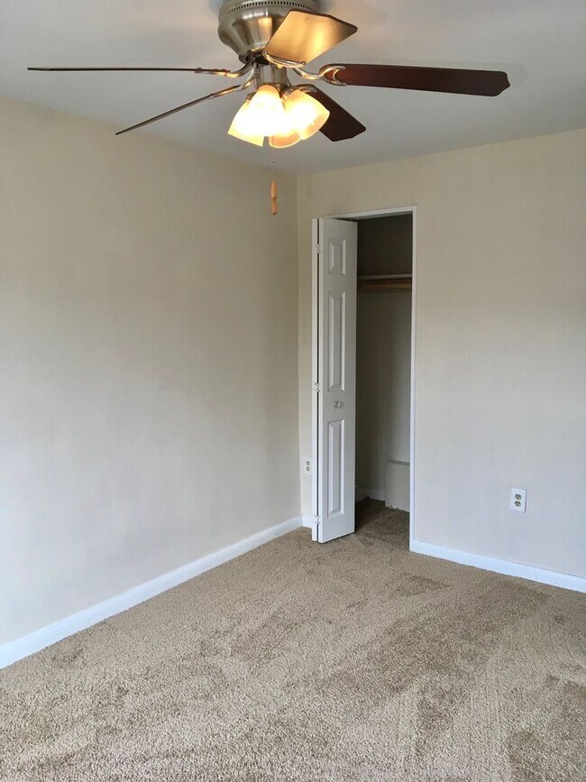 Building Photo - Charming 3 Bedroom/1 Bathroom Townhome in Dundalk, MD!