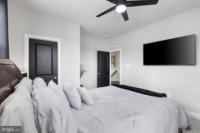 Building Photo - 5680 Lewis Carroll Dr