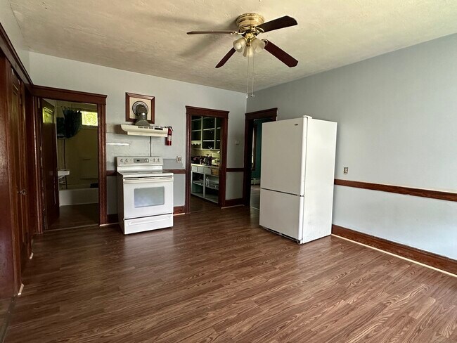 Building Photo - 8 Leander St