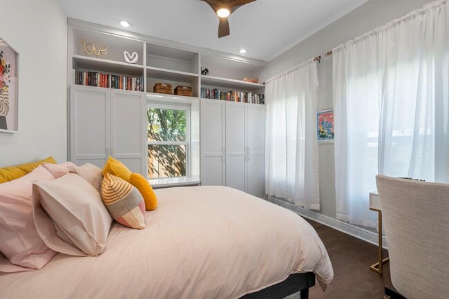 Building Photo - 1003 Romeria Dr