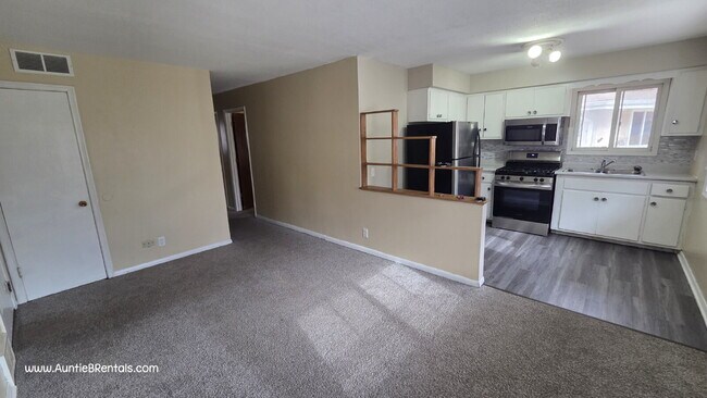 Building Photo - 3 Bedroom 1 Bath Multiplex Unit #4 – Columbia Heights