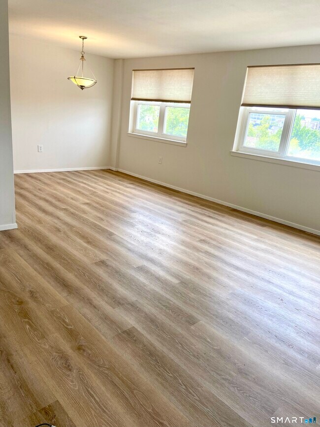 Building Photo - 893 Farmington Ave