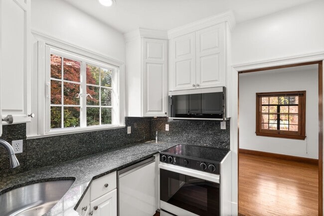 Building Photo - 3 Bed 3.5 Bath - Chevy Chase Colonial - Mo...