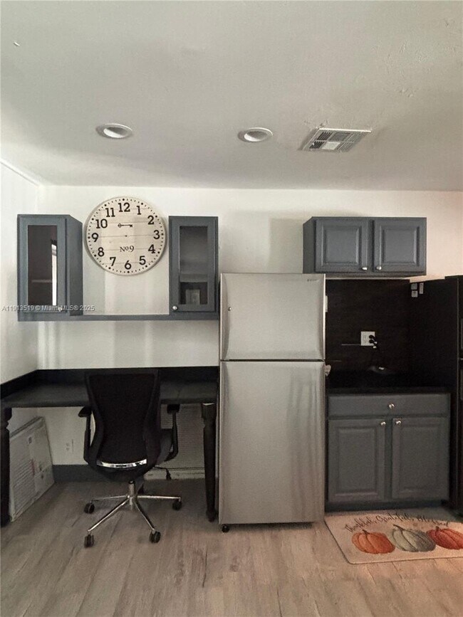 Building Photo - 2002 NE 43rd St