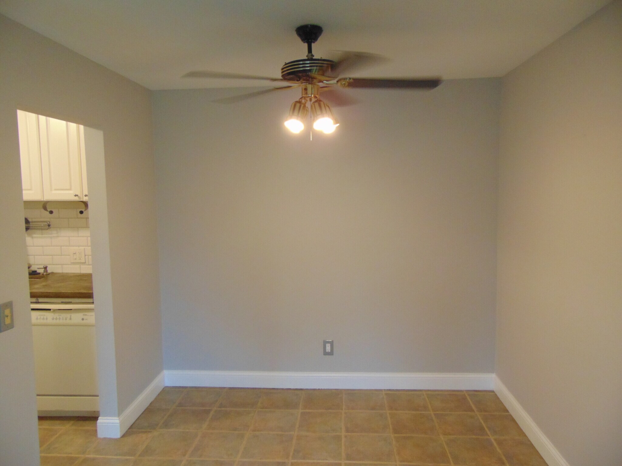 Building Photo - 683 E Fox Hills Dr