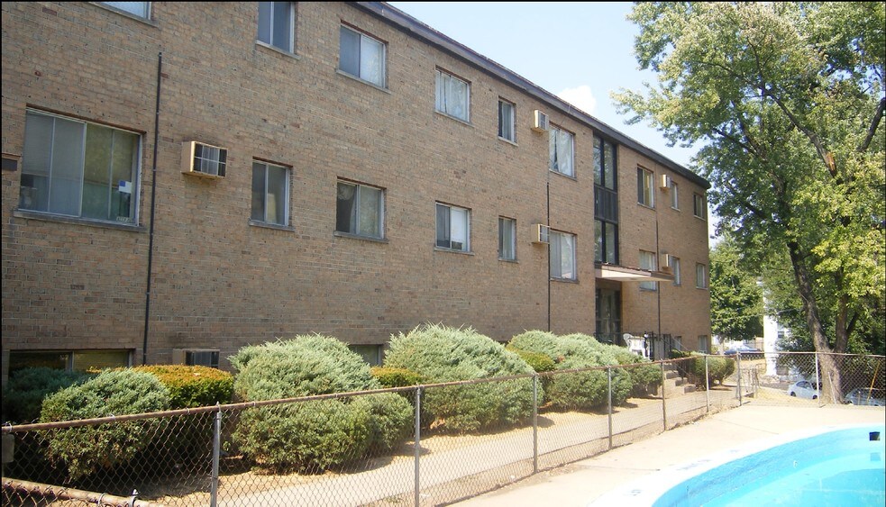 Lincoln Court Apartments - Lincoln Woods Flats