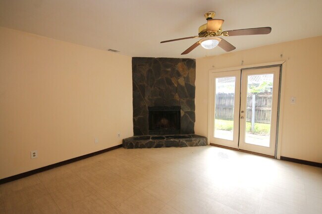 Building Photo - Spacious 2 Bedroom Rental Near Mobile Hwy ...