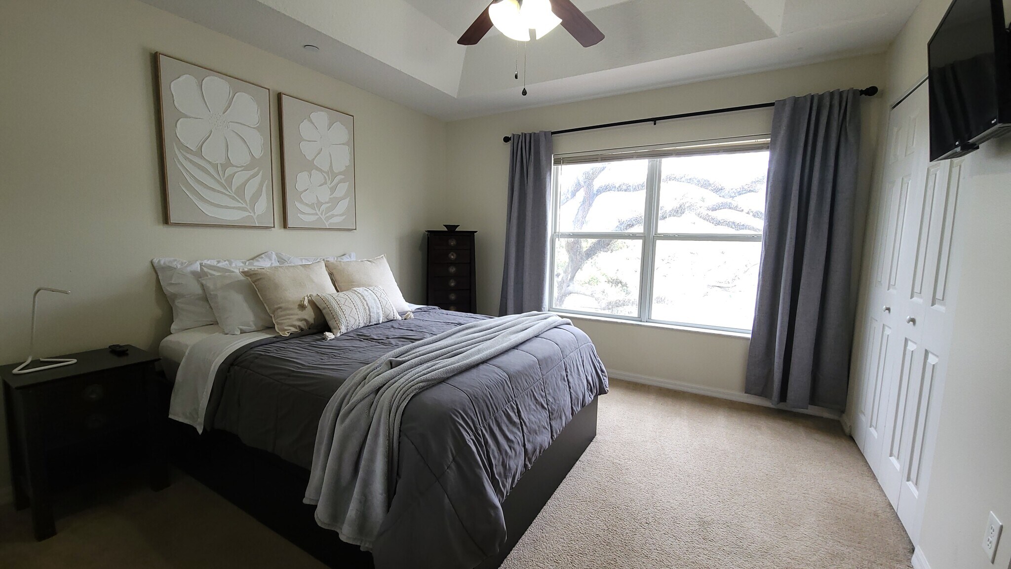 This bedroom has a queen sized bed in the large master suite with an ensuite bathroom! - 4408 Tuscan Loon Dr