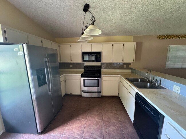 Building Photo - Spacious Lakeland 3-Bedroom Home with 2-Car Garage & Large Driveway