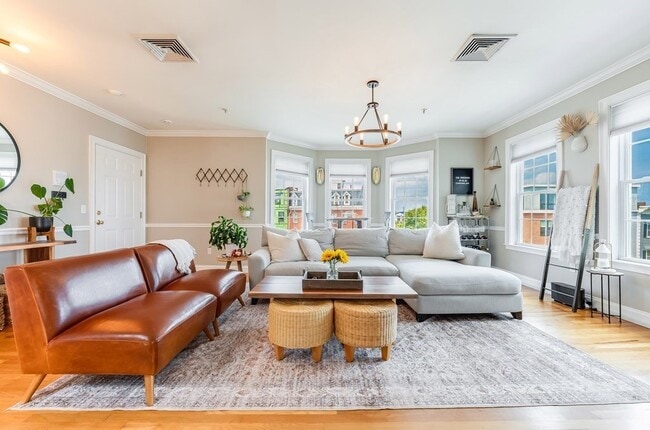 Building Photo - 601 E Broadway