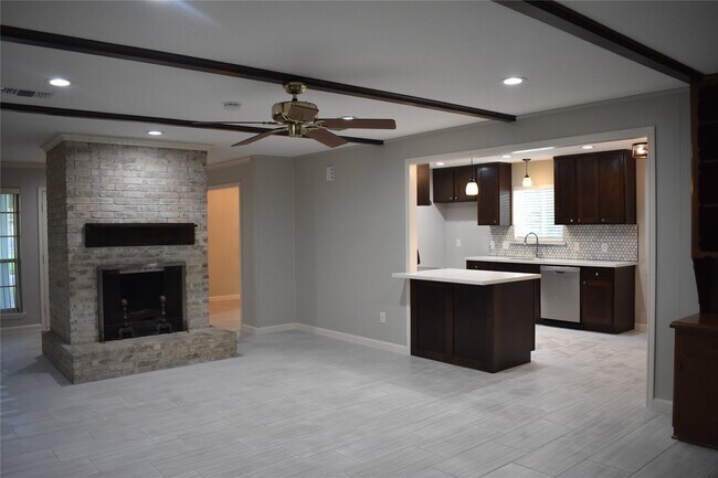 Building Photo - 3110 Springhill Dr