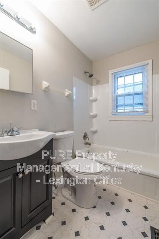 Building Photo - 200 Floral Park