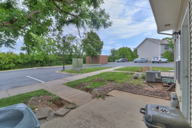 Building Photo - 702 Vernon Ave