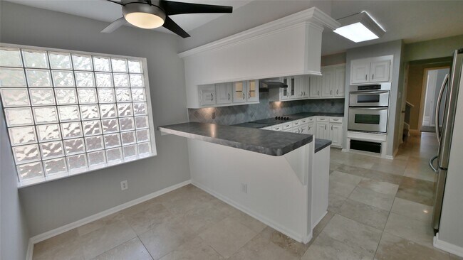 Building Photo - 8003 Oakwood Forest Dr